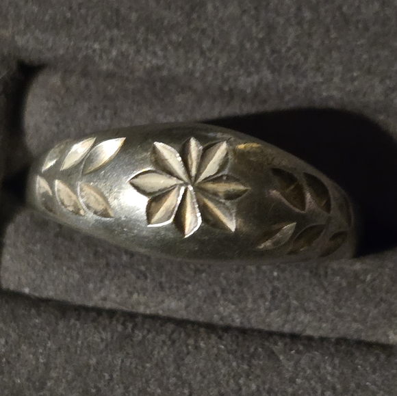 Hand Engraved Ring - Picture 2 of 4